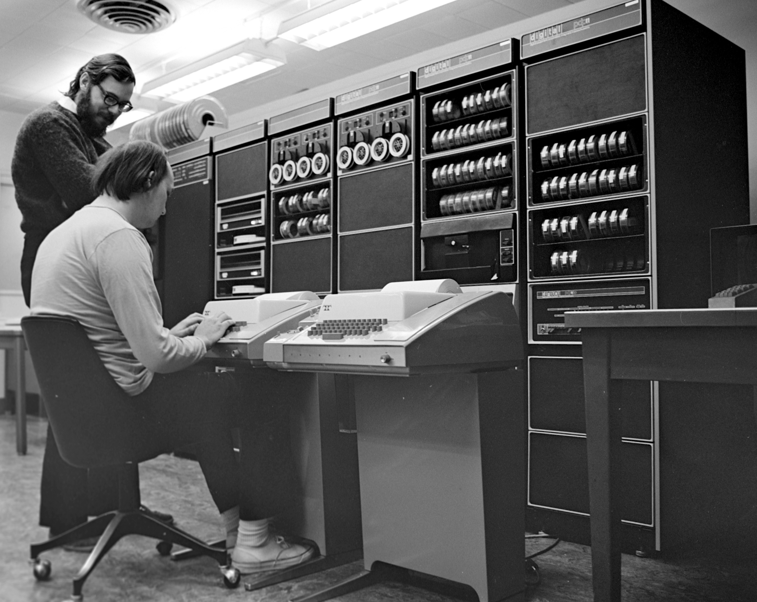 ../_images/thompson_ritchie_PDP-11.jpg